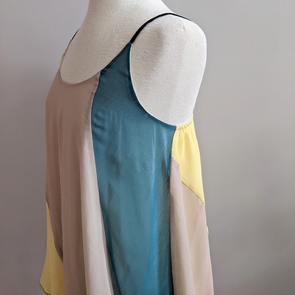 Chic, Flowy Tri-Colored Cami - Picture 2 of 4